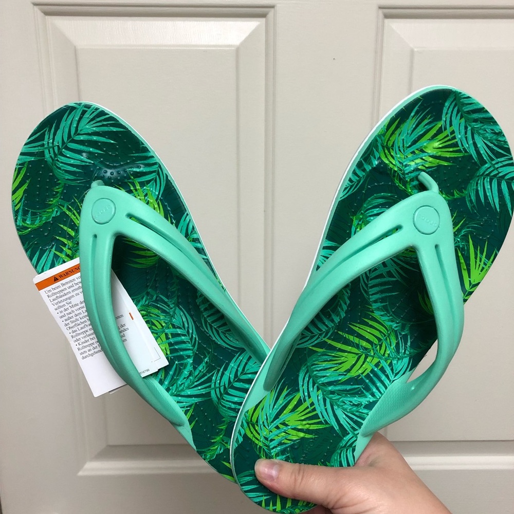 NWT Crocs Flip Flops Woman Size 11